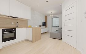 Modern Apartment With Balcony Near Aleje Jerozolimskie By Noclegi Renters